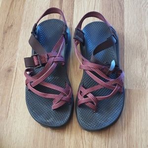 🌼Chaco sandals in pink!! Great for summer!!